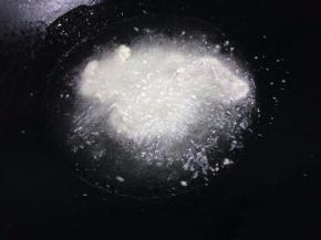 炒锅放油，烧至五成热，放入沾好淀粉的肉片炸制。中小火炸透，捞出。