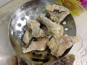 肉片炸至微黄捞出备用。