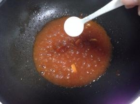 加入少许清水，放入一勺白糖。