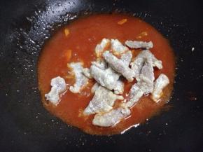 加入所有调料后把汤汁炒亮，放入炸好的肉片。