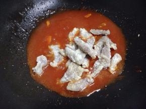 加入所有调料后把汤汁炒亮，放入炸好的肉片。