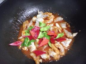 再加入切好的青红椒