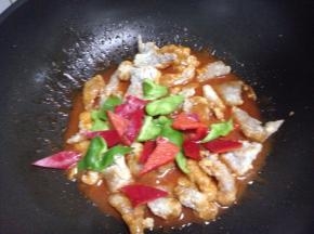 再加入切好的青红椒