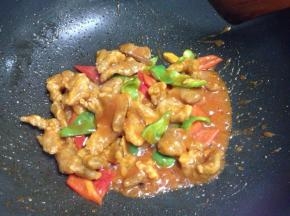 快速翻炒均匀，让酱汁均匀裹在肉片即可。