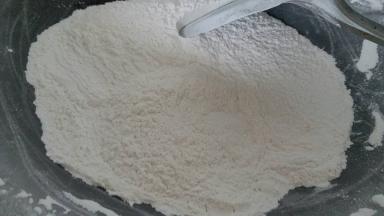 糯米粉用炒锅炒熟