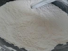 糯米粉用炒锅炒熟