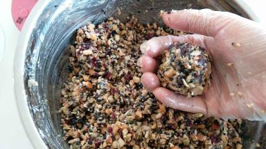 所有准备好的坚果，熟糯米粉  麦芽糖 白糖 纯净水一起抓均匀，最后能捏成圆球不散开