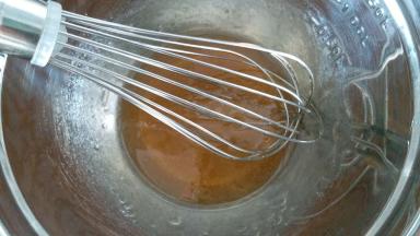 枧水和转化糖浆一起搅拌均匀
