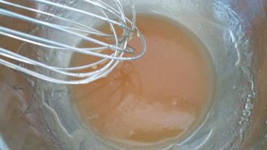 加入花生油搅拌均匀呈乳化状态