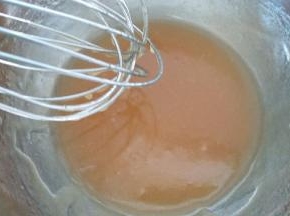 加入花生油搅拌均匀呈乳化状态