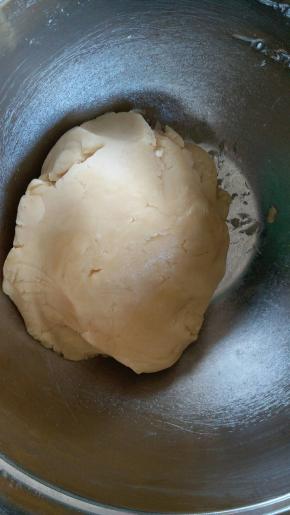 用刮刀拌均匀，月饼皮就做好啦