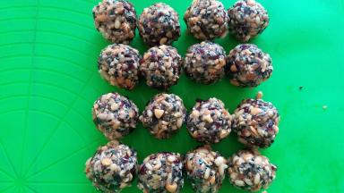 松弛面团的时候，把馅儿分好，我家喜欢吃皮厚点点的，所以我的馅儿是30克一个