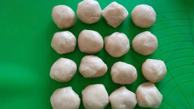 松弛好后，面团分20克一个