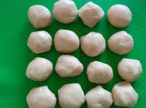 松弛好后，面团分20克一个