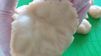 取一个面团在手里按扁