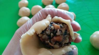 用虎口慢慢往上推直至收口