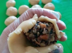 用虎口慢慢往上推直至收口