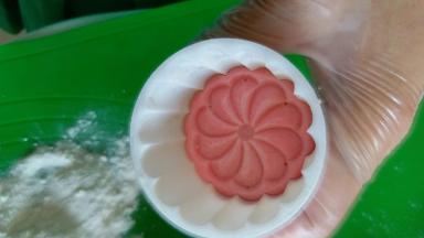 模具内放入自己喜欢的花片，扣紧，然后撒上干粉