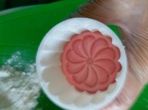 模具内放入自己喜欢的花片，扣紧，然后撒上干粉