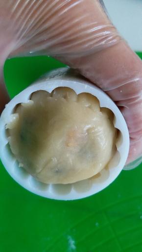 包好的月饼胚放入模具内