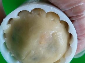 包好的月饼胚放入模具内