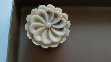 用力往硅胶垫上压几下，再从模具内推到烤盘里