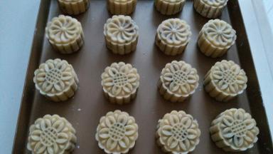 全部做完，烤箱提前180度进行预热。包好的月饼放进烤箱烘烤5分钟定型