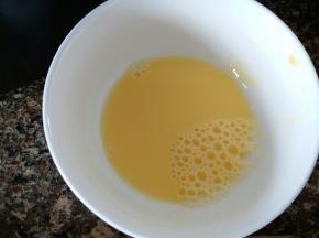 烘烤的时候用半颗蛋黄兑适量纯净水，搅拌均匀