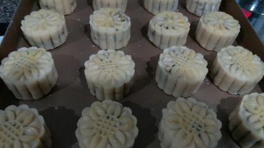 月饼在烤箱烤8分钟，定型后取出来刷蛋黄水，在花纹上面，薄薄的刷一层就好