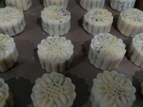 月饼在烤箱烤8分钟，定型后取出来刷蛋黄水，在花纹上面，薄薄的刷一层就好