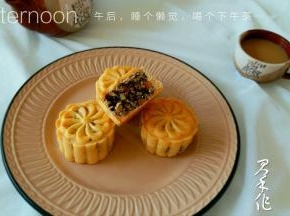 刷完蛋黄水的月饼再送进烤箱烤15分钟出炉，很多朋友说刚烤出来的月饼很硬，以为自己操作问题。那是正常的，刚出炉没那么漂亮，而且是硬的，回油后的月饼色泽会很漂亮，口感才好