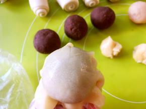 之后包裹上蛋黄馅，收好收口