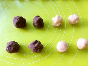 将两种馅分成25克一份