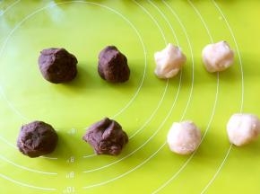 将两种馅分成25克一份