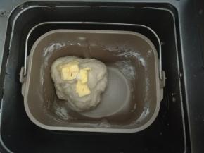 启动面包机和面程序10分钟。时间到后，暂停5分钟后加入黄油，继续和面20分钟。
