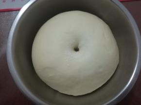 面团发酵到2倍大，用手指沾干面粉戳个洞不回缩不塌陷表示发酵完成。