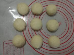 取出面团按压排气，均分成9个小面团，静置松弛8分钟。