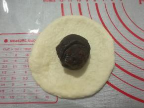 擀成圆片，包入豆沙馅。