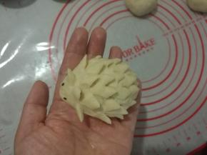 用剪刀斜着剪出小刺猬的刺，沾两粒黑芝麻当眼睛。