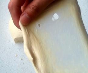 将所有材料除黄油和盐外，揉至扩展状态