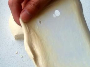 将所有材料除黄油和盐外，揉至扩展状态