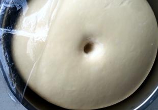 发至2--2.5倍大，用手指粘面粉戳面粉至第二个手指关节，孔洞不回缩或轻微回缩即可