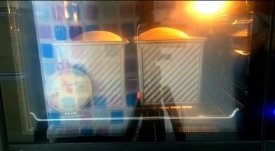 吐司盒放烤箱下层，上下火180度烤40--45分钟，前十分钟注意观察，上色满意后加盖锡纸