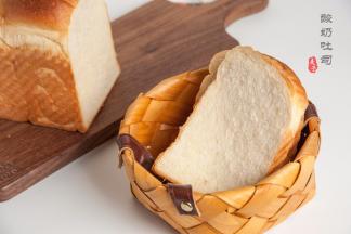 常温两三天内食用，如有吃不完的，切完后，三四片一袋，密封装好，放冰箱冷冻，食用时取出室温退冰后，烤箱180度烤几分钟即可