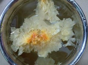 银耳提前清水浸泡3小时。
