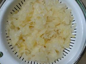 银耳去蒂剪小（越小越好），洗净。
