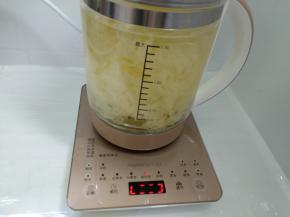 放入银耳，选滋补品功能。