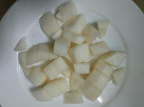 雪梨去皮切小块。