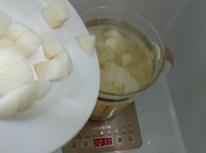 煲至30分钟后，放入雪梨。