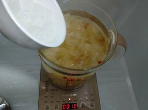 煲至剩10分钟，放入冰糖。